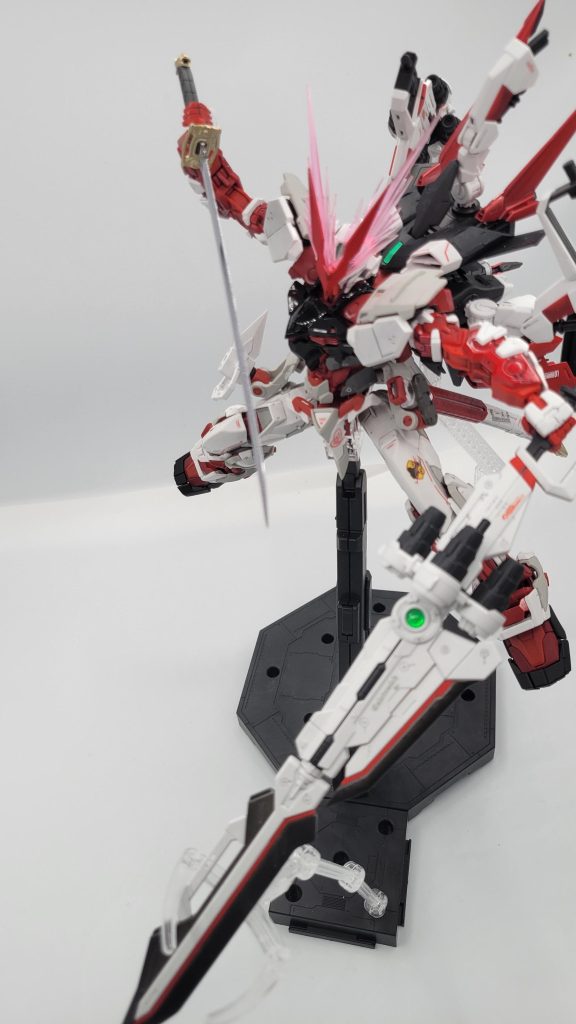 この機体の象徴的武器、カレトヴルッフ。これを保持するためにスタンドパーツが2種類も付いてくるんですが、アーム2つないと本体の固定が安定しないので、余剰パーツを組み合わせてさらに一つアームを作ることにw