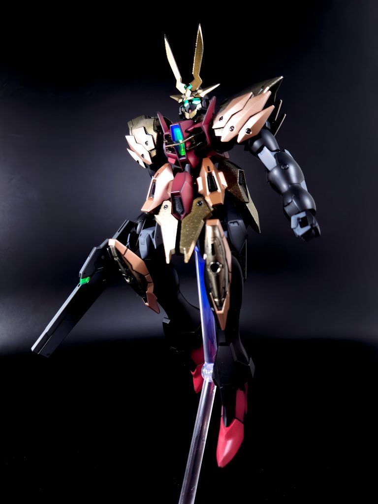 すっきりした見た目のせいか、こういうシンプルなポーズがやたらと格好良く見えるのは私だけ?あ、各所に蛍光塗料を使っているのでブラックライトで良く光ります。