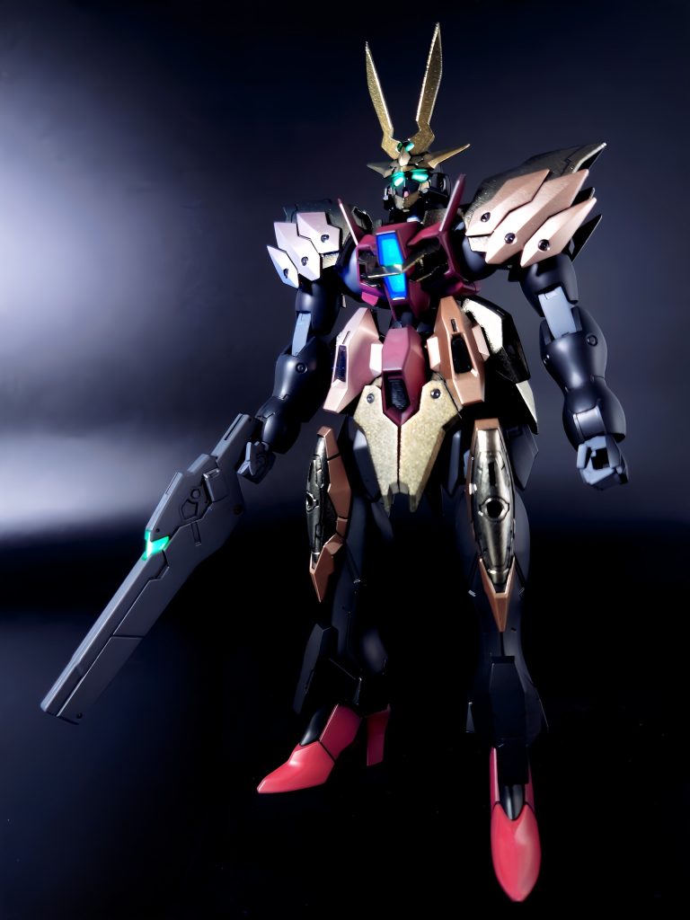 ティフォエウスガンダム単体ではライフル一丁というなんともシンプルな武装…そして結構痩せっぽち…いや、すらりとスマートなスタイルです。わかりづらいですが、ゴールドとレッドの部分はトーンを変えて2色で塗装してます。