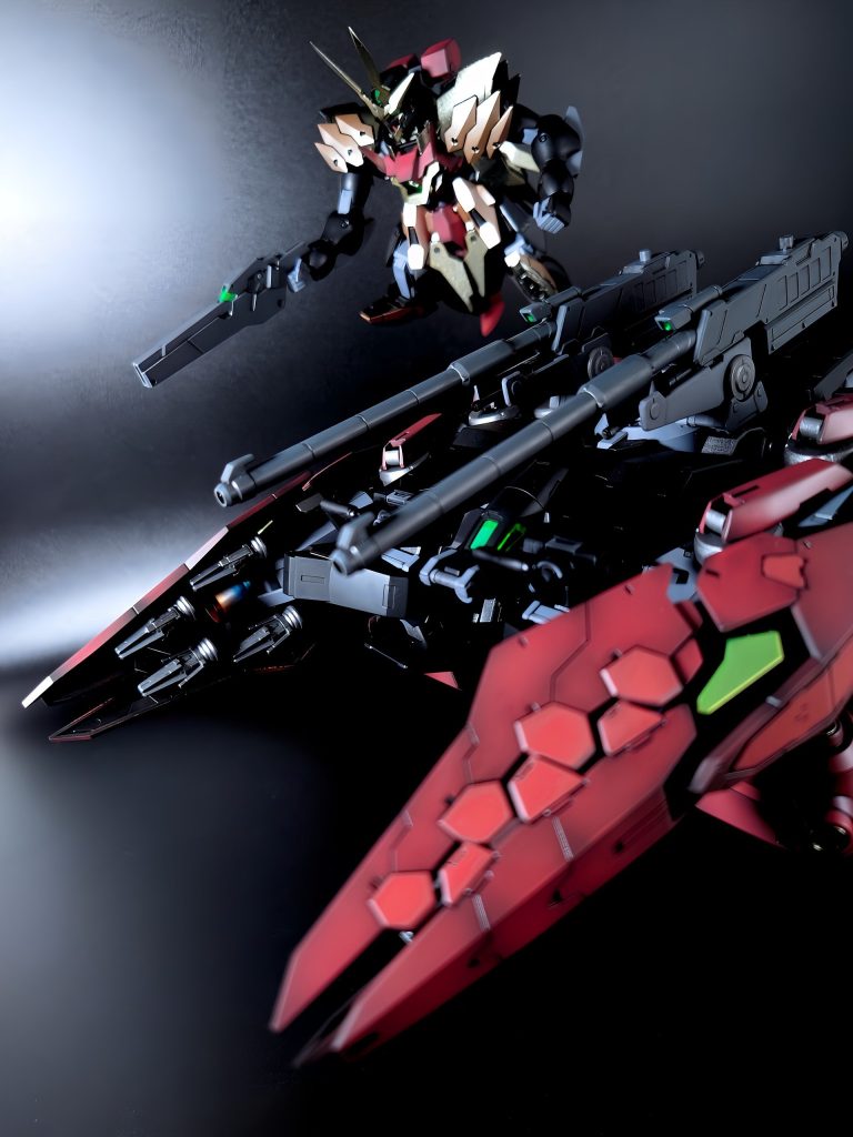 ティフォエウスガンダムと共に。デカいですよね、やっぱり。縦長の写真では全体像わからず😅