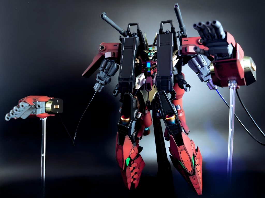 有線式のオールレンジ攻撃もちゃんと再現できます。もう撮影スペースぎりぎり😂「サイコガンダムMr.II」の腕は変形ギミックも搭載されていたので(今回は出番無し)本当に近いうちに発売されるかもですねぇ…