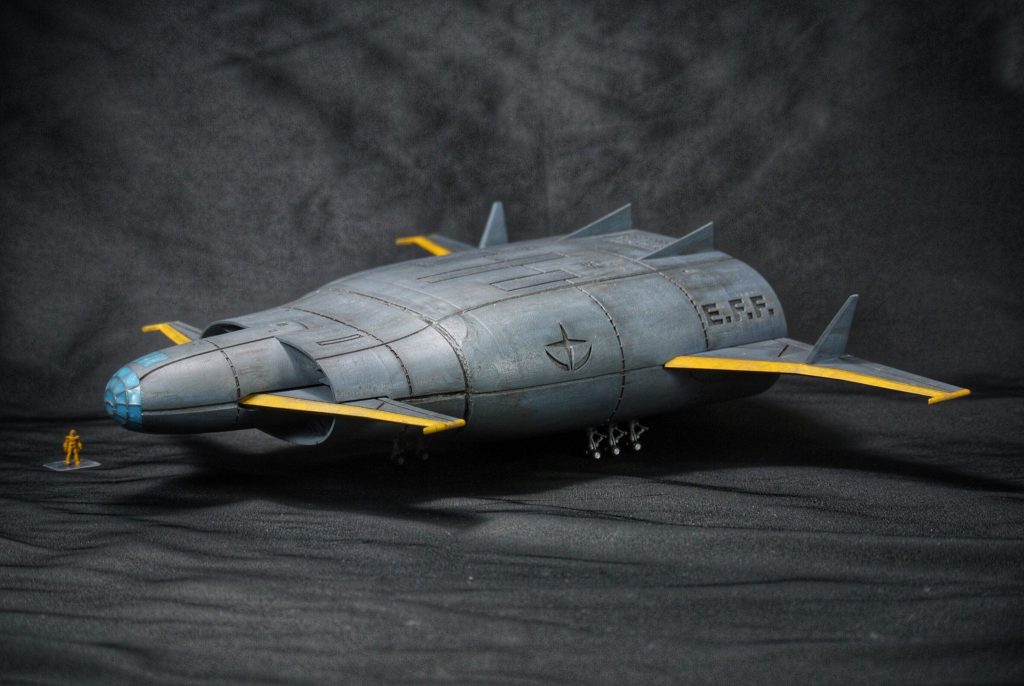 3枚目は側面の写真。連邦のシンボルとE.F.Fのロゴを凹で印刷しました。連邦軍と言えばE.F.S.Fなイメージですが、Sは宇宙軍の所属を意味しているので地上軍では無しです。空軍を意味するE.F.A.Fという表現もあるようですが、現実でも空軍の航空機や陸軍の航空機があるのでこの文字で落ち着きました。