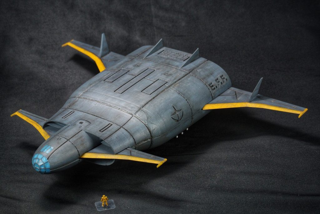 先ずはトップ写真にも使っている全体の写真。同スケールのフィギュアと組み合わせると、その大きさがわかるかと思います。(具体的には1/144サイズで約23cm)航空機の製作は初めてだったので、ウェザリングの具合には四苦八苦しました💦