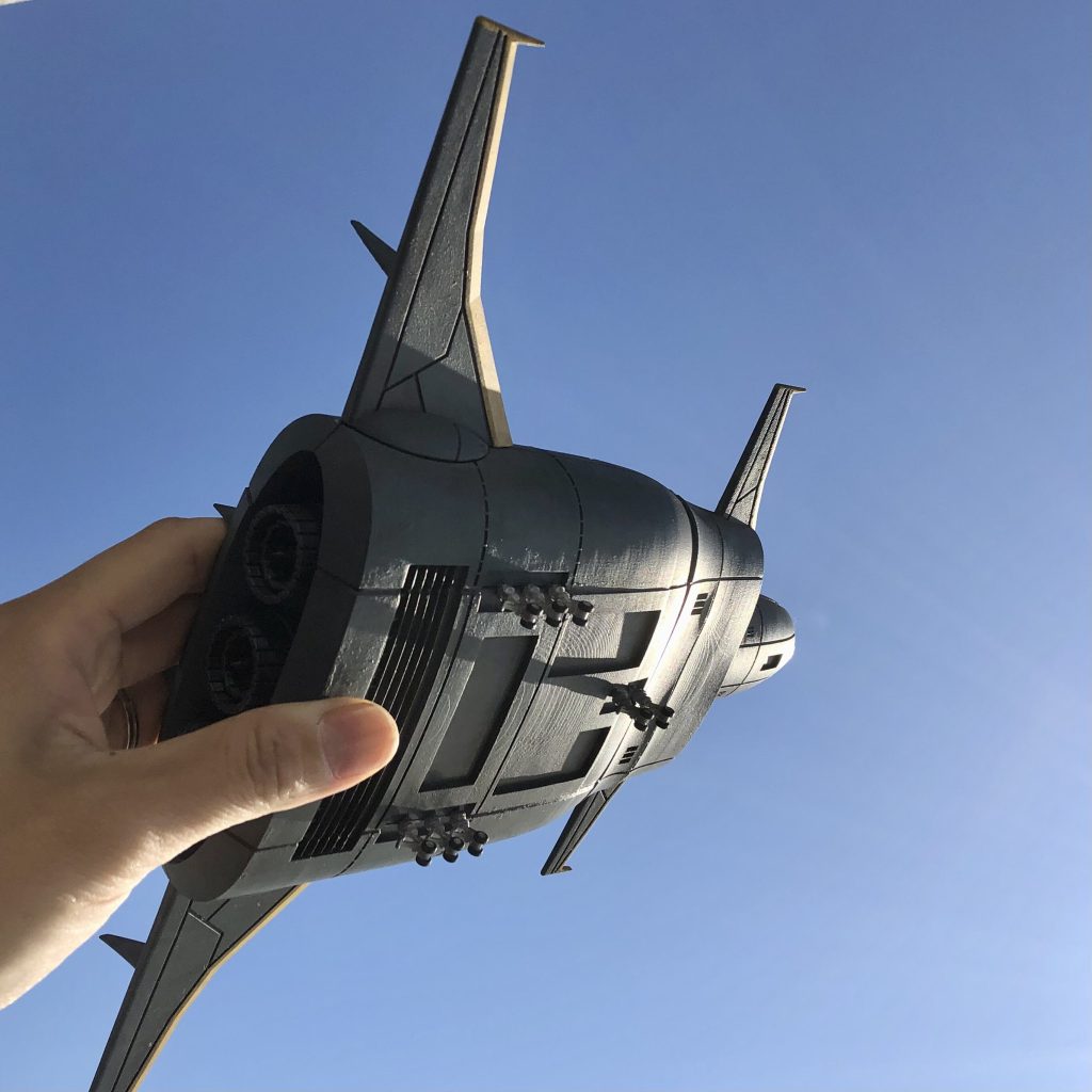 4枚目は底面が良く見える屋外撮影写真。8基のランディングギアもお気に入りです☺航空機のこういった写真で手を写さない方法ってどうやるんだ?なまじレジンキットで重いから支持できる気がしない~