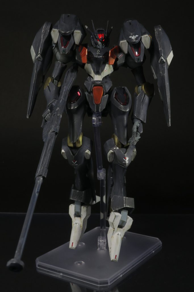 ガンダムというよりはエヴァみたいなフォルム。