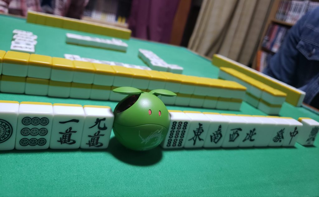 撮影に協力してくれた麻雀の先生はプラモデルも作る素敵なお兄さん。塗装環境がない私に代わってハロロン表面のグリーンを吹いてくれました。大人の嗜みをイメージして、グリーンは渋めに、目にはラメの入ったマニキュアを使用しています。