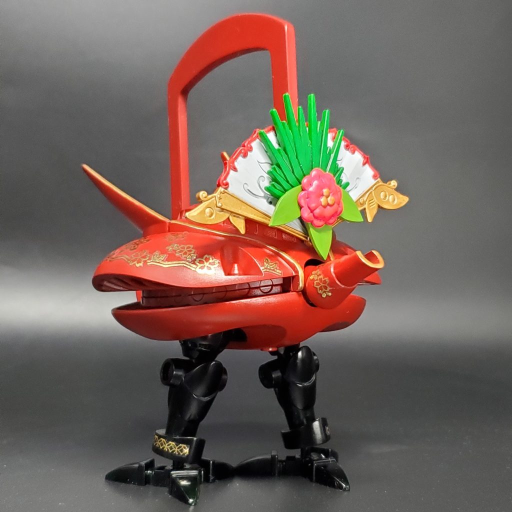 信長ガンダムエピオンの前立てを正月飾りの松の葉に見立てています。竹の葉はプラ板、梅の花と扇は貂蝉キュベレイから。桜の模様はネイルシールを使っています。