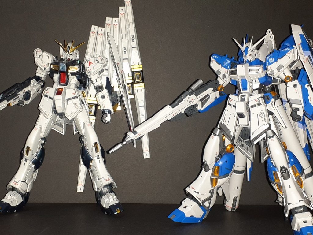 νガンダム（チタニウムフィニッシュ）と。ボリュームが違いますがファンネル配置が左右対称なので立たせやすくはなってます