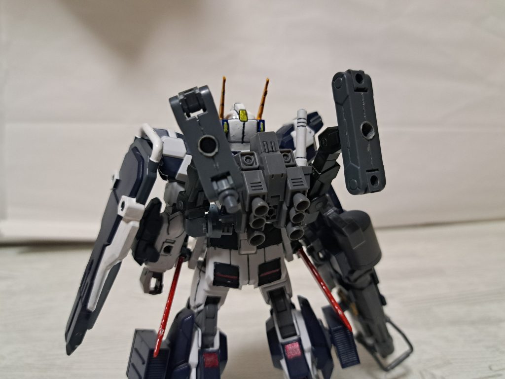 バトルアームアームズのジョイントはそのままではくっ付かなかった為、真ん中の穴を削り口径を合わせました。