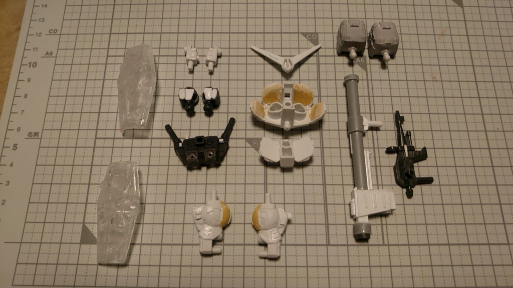 レジン複製したシールド(うちひとつは気泡だらけ)、穴埋めしたパーツ、自作したバズーカなど加工中のパーツ一式です。足裏は見えないので(かつ面倒なので)穴埋めしませんでした💧