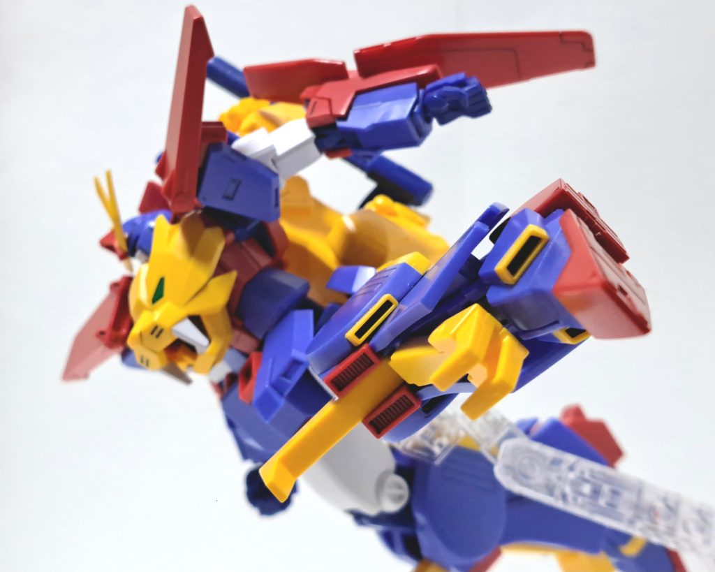 ラプターブレイカー脚部に備えられたソラトライオンのクロー。打撃の他、対象をクローで圧壊させる事も可能であり、バトルでは蹴りと同時に繰り出す事で敵機を掴み捕り、バーニアによる加速と回転のエネルギーを加えて投げ飛ばす芸当を見せている。