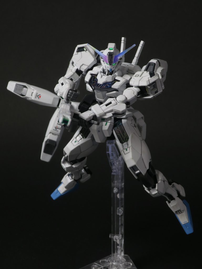 関節を先に組み立てて、リアルタッチマーカーでフィルタリングしました。(後からだと汚しづらくなるため)部分塗装したいところのパーツを先に切り出してスプレー。今回はレッド→ブルー、イエロー→シルバーに置き換えるために、該当するパーツを切り出してスプレーしました。ブルーといっても種類は多いので、悩みつつタミヤスプレーのフレンチブルーを使用。シルバーはタミヤスプレーのシルバーリーフ。そしてツインアイにシルバーのスプレー→蛍光塗料を筆塗り。撮影時にブラックライトを当てて、ツインアイを光らせています。