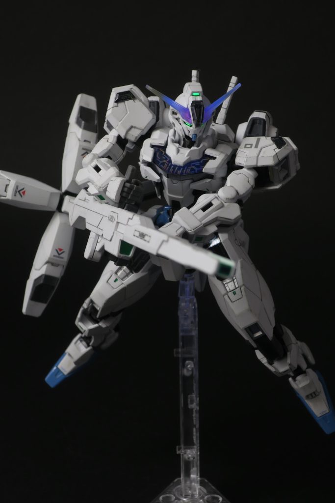 最後に、ウェザリングマスターのオイルを使って全体的に汚しを調整。アンテナが青っぽくなってますが、これは撮影の時にブラックライトを使っているため。クリアパーツはブラックライトに反応しやすくてちょっと困る。