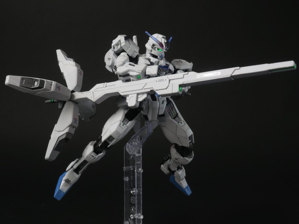 組み立てた後はデカールワーク。とはいえ、キャリバーンはディティールが細かく良くできているため、あんまりデカールを貼る必要性を感じられず、僕にしてはかなり少なめです。専用の水転写デカールがないので、水星の魔女のデカールの中から、今後つくらないであろうMSのものを流用。プラス、汎用デカールも使用。