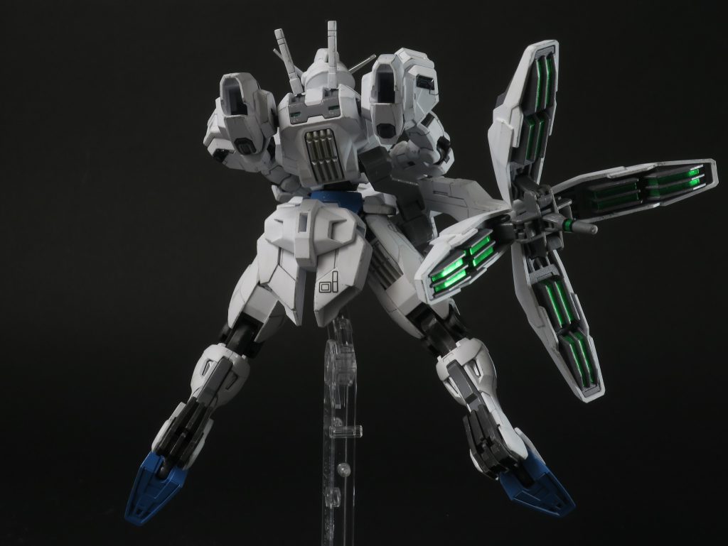 デカールを貼り終えたらプレミアムトップコートでつや消し。デカールの保護になります。ただしクリアパーツやツインアイなど、光沢の欲しいところは避けます。