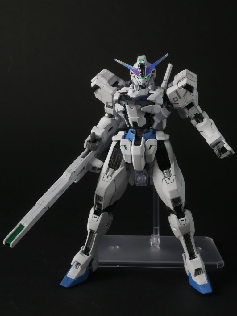 ウェザリングが終わったら、付属のシールとクリアパーツをつけて出来上がり。武器はタミヤスプレーのライトガンメタルとガンメタルを使用。ウェザリングカラーを塗ったのでツヤは消えています。以上です。お読みいただきありがとうございました😊