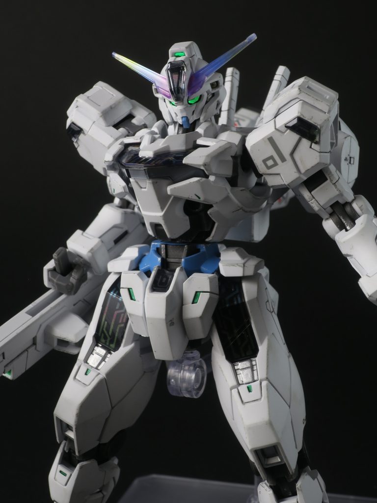 ガンダムマーカーのメタリックグリーンでポイントに部分塗装。クールに仕上げたかったので暖色系のメタリックレッドは使わず。