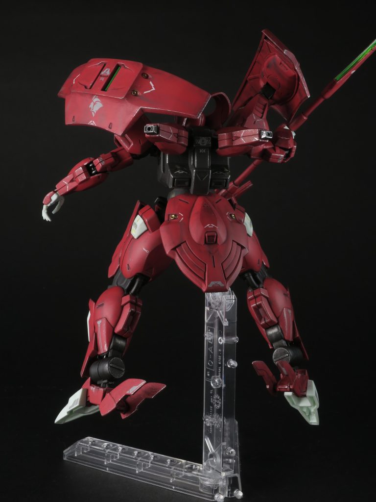 デカールを貼って、つや消しスプレー。カメラアイはシルバーのスプレーのあとにガイアノーツの蛍光塗料を塗りました。