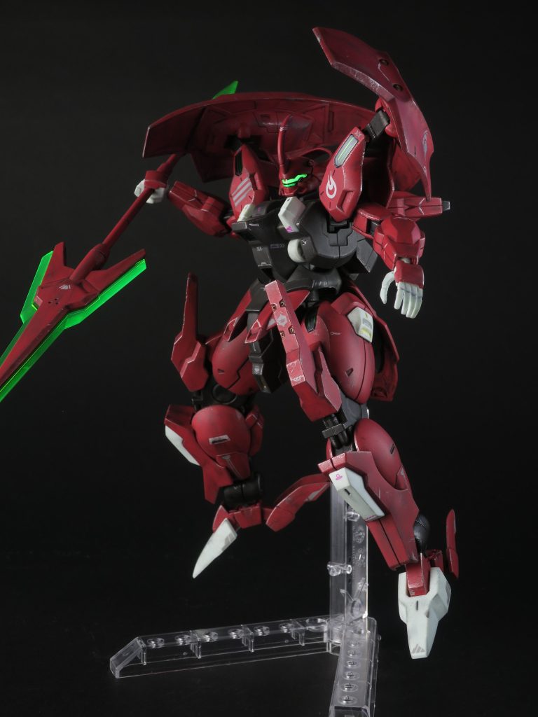 ウェザリングカラーのブラックでフィルタリング。赤い機体にはブラックを使うのが自分の中で定番。