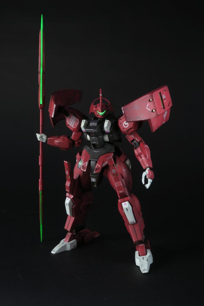 エッジの部分にエナメルのチタンシルバーでドライブラシ。汚れの足りないところにウェザリングマスターのススを使用。