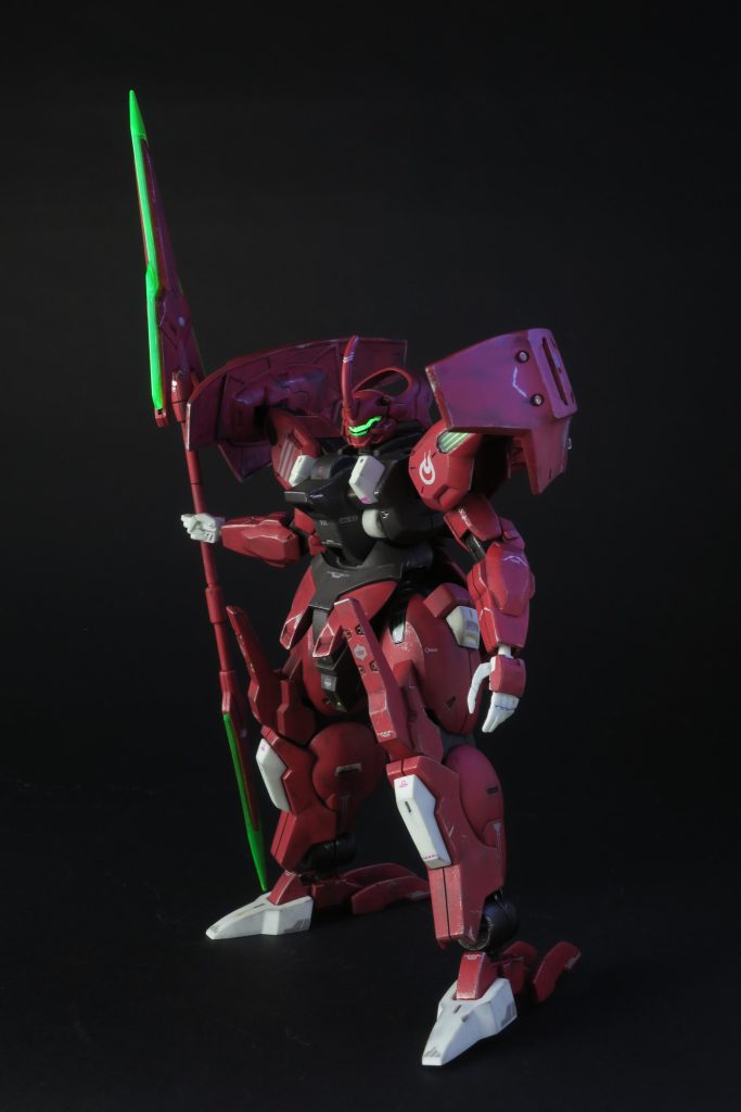 汚し終えたら、付属のシールを貼って、クリアパーツを組み立て。撮影時にはブラックライトでカメラアイを光らせています。