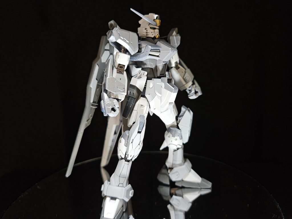 カラーリングはウイングガンダムスノーホワイトプレリュードを参考にしました。白を基調として薄いめ・濃いめのグレー、シルバーを織り交ぜました。ワンポイント的にゴールドも採用しています。個人的には綺麗にまとまったと思ってます。