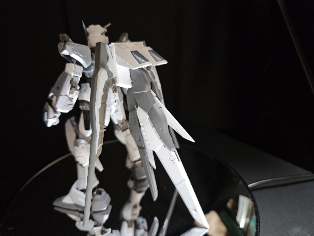 ミキシングしたバックパックです。インフィニットジャスティスのバックパックをメインにストライクフリーダムの羽2枚、デスティニーの羽1枚を追加しました。ブースター的なものとしてストライクフリーダムの肩も追加しています。3機のどれともシルエットが異なるように意識して組み上げました。また少し寂しかったので、ストライクフリーダムの肩をブースターのような役割として貼り付けました。多少のやっつけ感はありながらも情報量アップに貢献できたかなと思います。