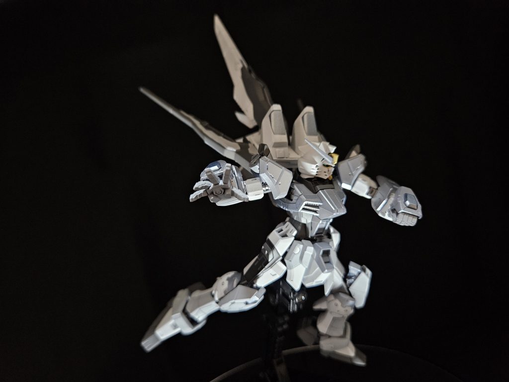 名前は「スプレンディッドデスティニーガンダム」にしました。「Destiny」は「良い意味での運命」を指すようなので、「輝かしい運命を切り開く」という意味を込めて「Splendid (素晴らしい、輝かしい)」をつけました。