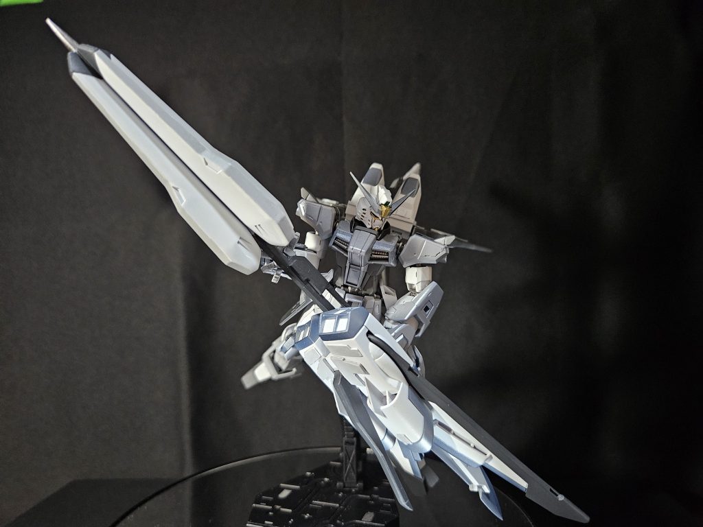 こちらもミキシングした武器です。ブースター付きの槍をイメージして作りました。スーパードラグーン4枚で槍先端っぽい形を作り、インフィニットジャスティスのバックパックでブースター部分を作りました。この槍の案が合ったので、バックパックは「直進特化」をイメージしてシルエットを作りました。カラーリングもあいまって、ガンダムキャリバーンを連想してしまいます。