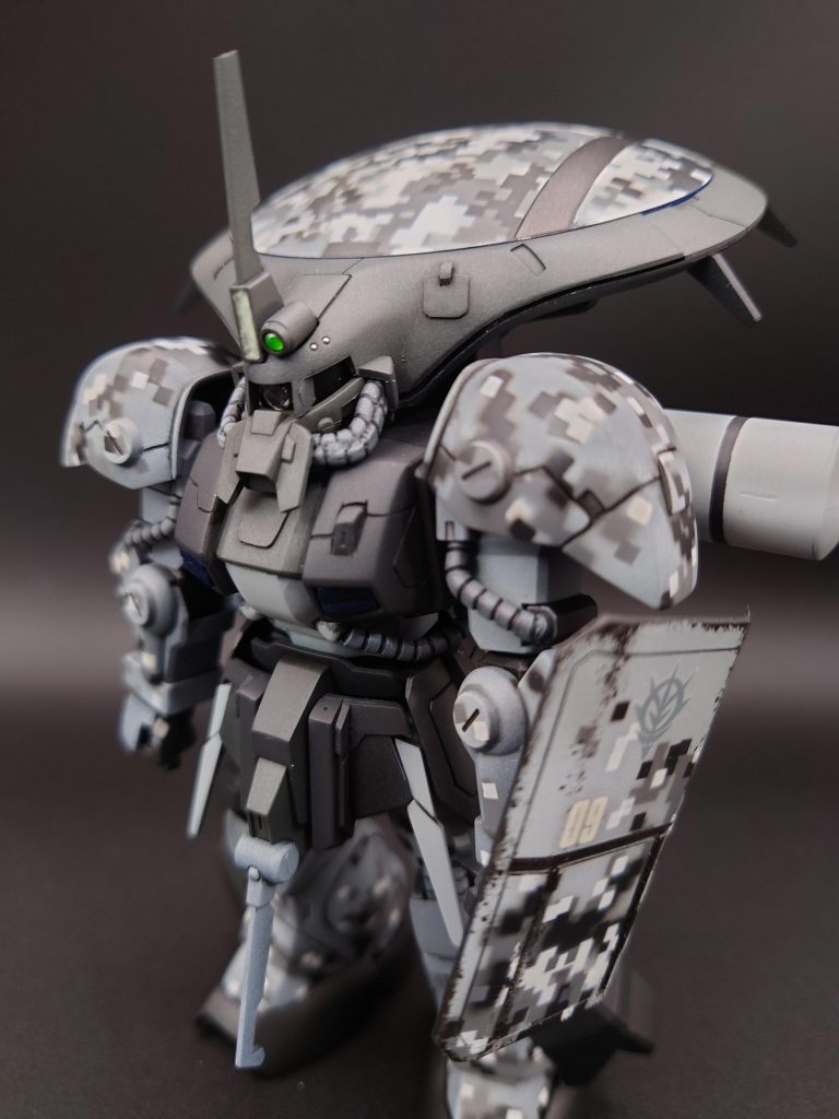 改造点は、グレー系でデジタル迷彩、モノアイの電飾、各所スジ彫り、ディティールアップ、メタルパーツ、シールド作成、何より、デジタル迷彩!舐めてました、まぁ手間はかかるし、失敗の修正も大変だし、仕上がりは気に入ってますが、暫くは遠慮したい芸当でした。