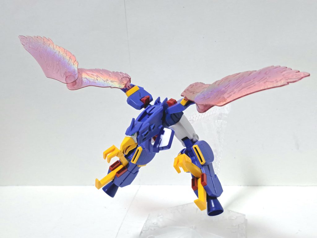 ソラトライオンチームリーダーのイサカ・ヒデオが操縦するイヌワシ型の空戦トライマシン。口から発せられる破壊光線「ビークルショッカー」や両足の爪で相手を粉砕する「スカイグラップル」に加えて、飛行時に展開する光の翼を広域に放つ「フェザーストーム」が武器。