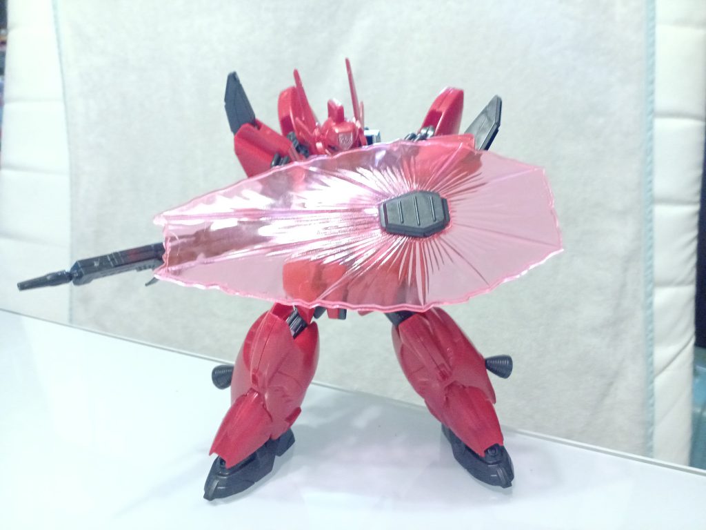 ちなみにビームシールドは馬鹿デカイですw100/1ビギナゼラの大きさはEGνガンダムの1.3倍くらいです。設定では16mとかのモビルスーツです！登場作品は[F90]とかで、同時期に訓練中だったアナハイムとブッホでお互いに秘密裏に開発していたモビルスーツがばれて揉め合いになったらしいです。