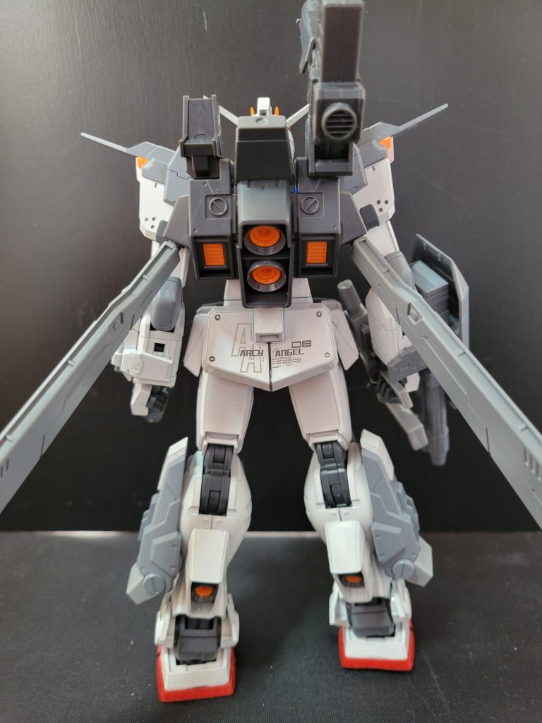 バックにもアークエンジェルのデカールを貼りました。まるでバスターガンダムみたいな後ろ姿ですね。