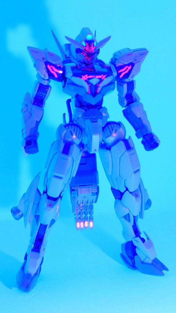 頭のグリーンやパーメット関連の発光部分は蛍光カラーで塗装しています。モールドが入っていない虎の手の本体部分だけはシールを使っています。