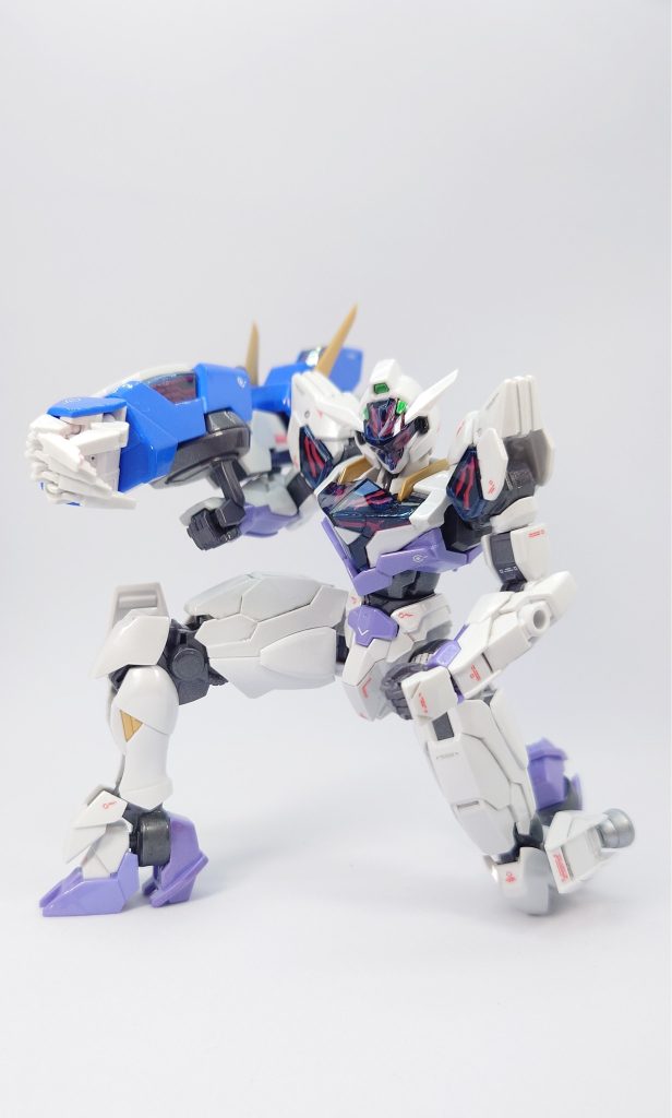 丸腰だけど右手に巨大なアーム型武装…うっ頭が…。