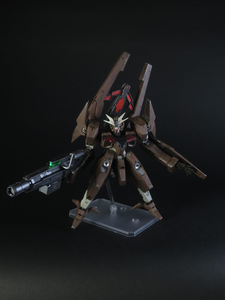 ウェザリングが終わったら、付属のシールとクリアパーツをつけて出来上がり。武器はタミヤスプレーのライトガンメタルを使用して、てかりはそのまま残してます。背後のバーニアも同じく。