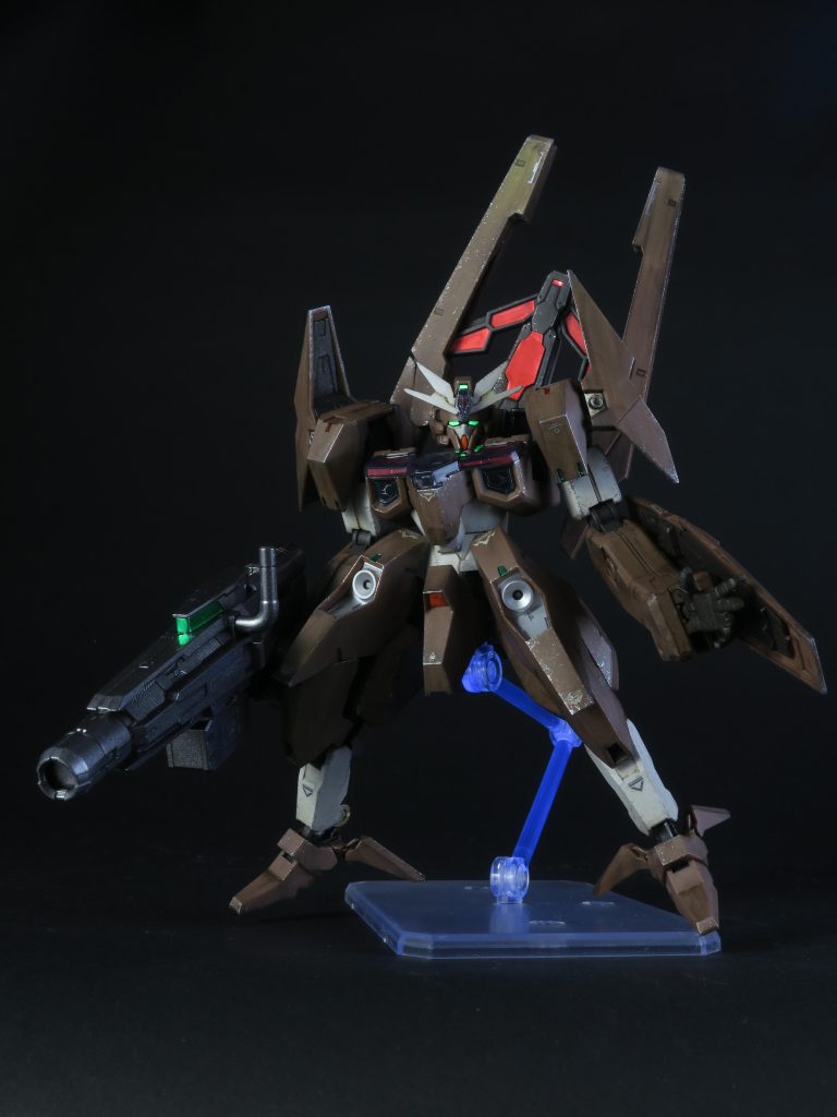 関節を先に組み立てて、リアルタッチマーカーでフィルタリングしました。関節はあとからだと汚しづらくなるので、先にやってしまいます。部分塗装したいところのパーツを先に切り出してスプレー。ボティが茶系だったのでゴールドではなくシルバーを選択。そしてツインアイにシルバーのスプレー→蛍光塗料を筆塗り。撮影時にブラックライトを当てて、ツインアイを光らせています。