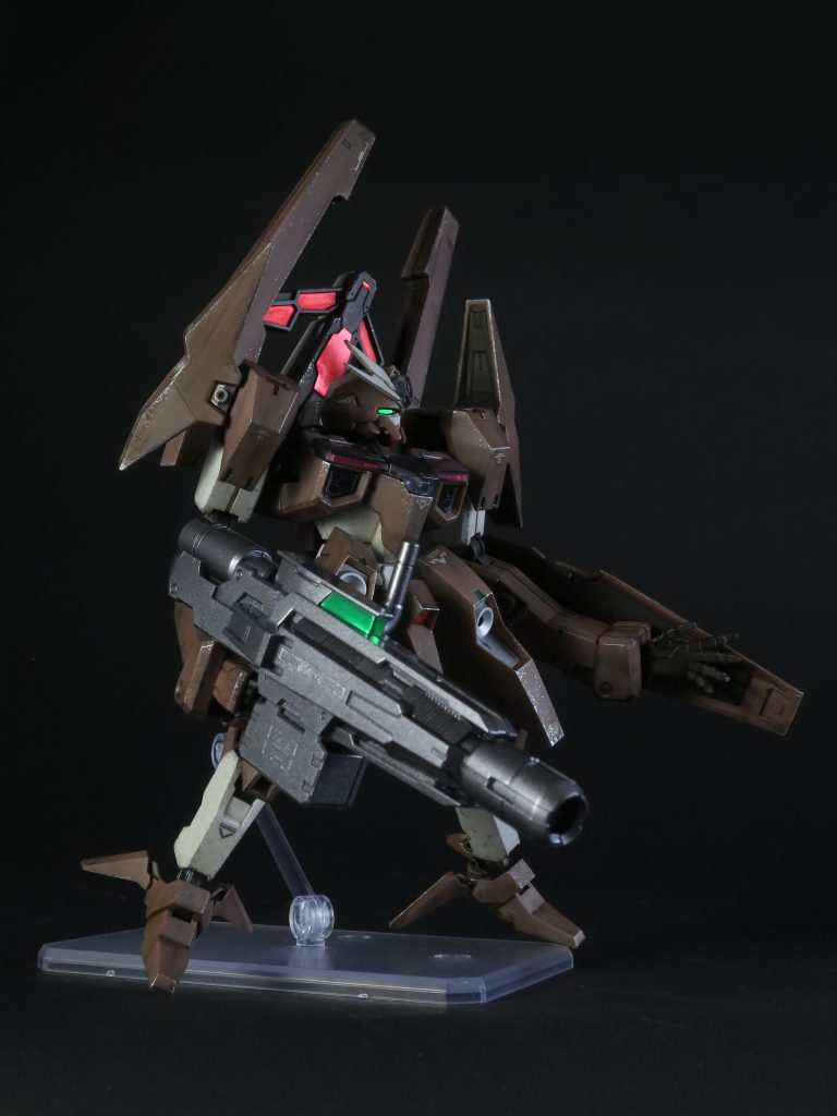 組み立てた後はデカールワーク。専用の水転写デカールがないので、水星の魔女のデカールの中から、今後つくらないであろうMSのものを流用。プラス、汎用デカールも使用。