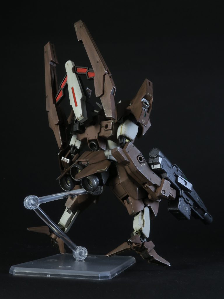 デカールを貼り終えたらプレミアムトップコートでつや消し。デカールの保護になります。ただしクリアパーツやツインアイなど、光沢の欲しいところは避けます。