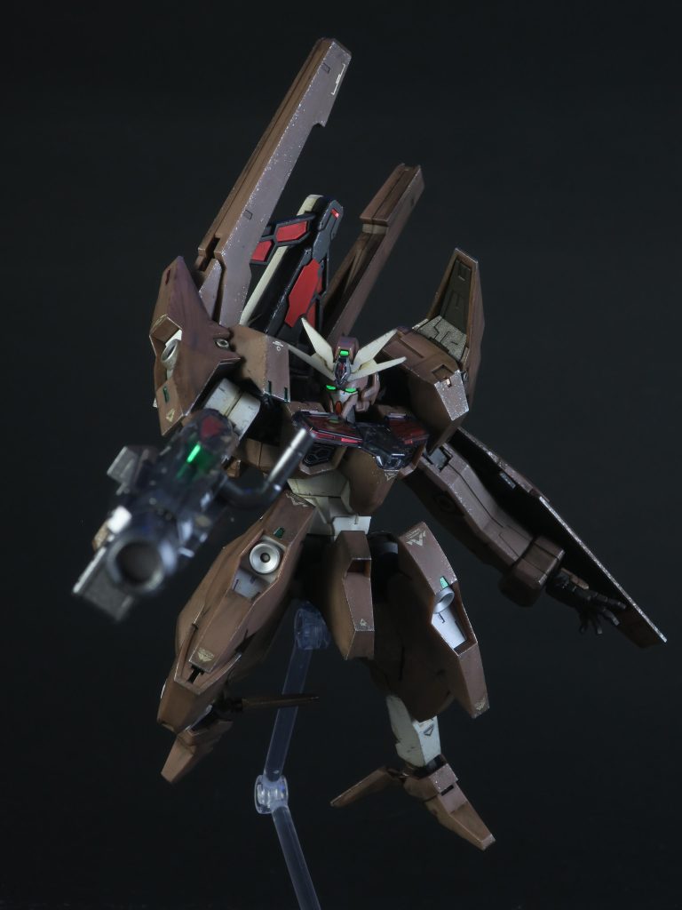 目立ちづらいですが、ガンダムマーカーのメタリック系でポイントに部分塗装。そして、リアルタッチマーカーでスミ入れ。