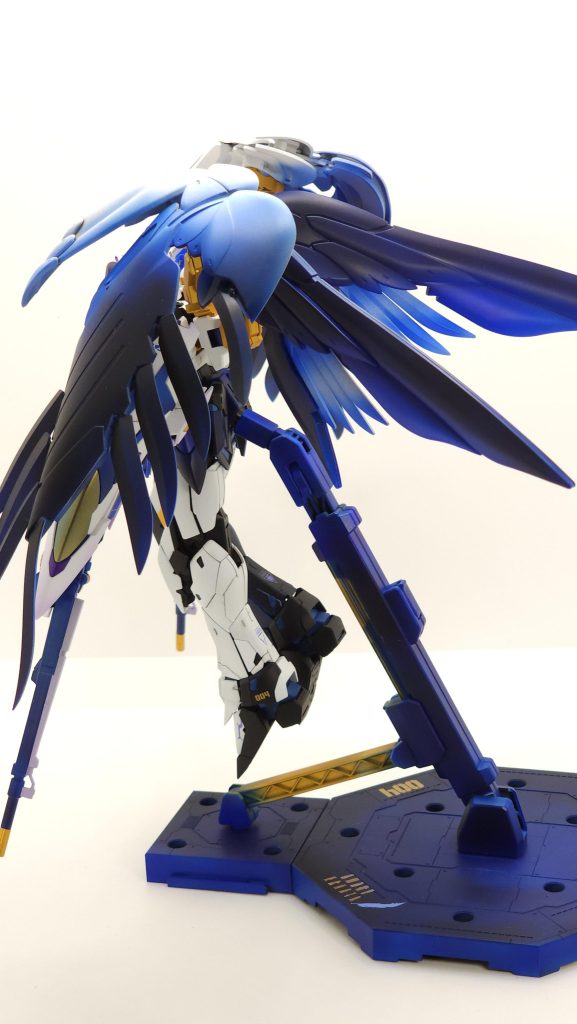 横からの写真羽のグラデーションに1番力を入れました💪以前はプリズムブルーブラックに頼っていたのを反省点としていたので、まずは綺麗な蒼色を作ることを目標にしましたウルトラマリンブルーで青を塗ってから、ディープクリアブルー→クリアブラックで徐々に端から暗くしていきました