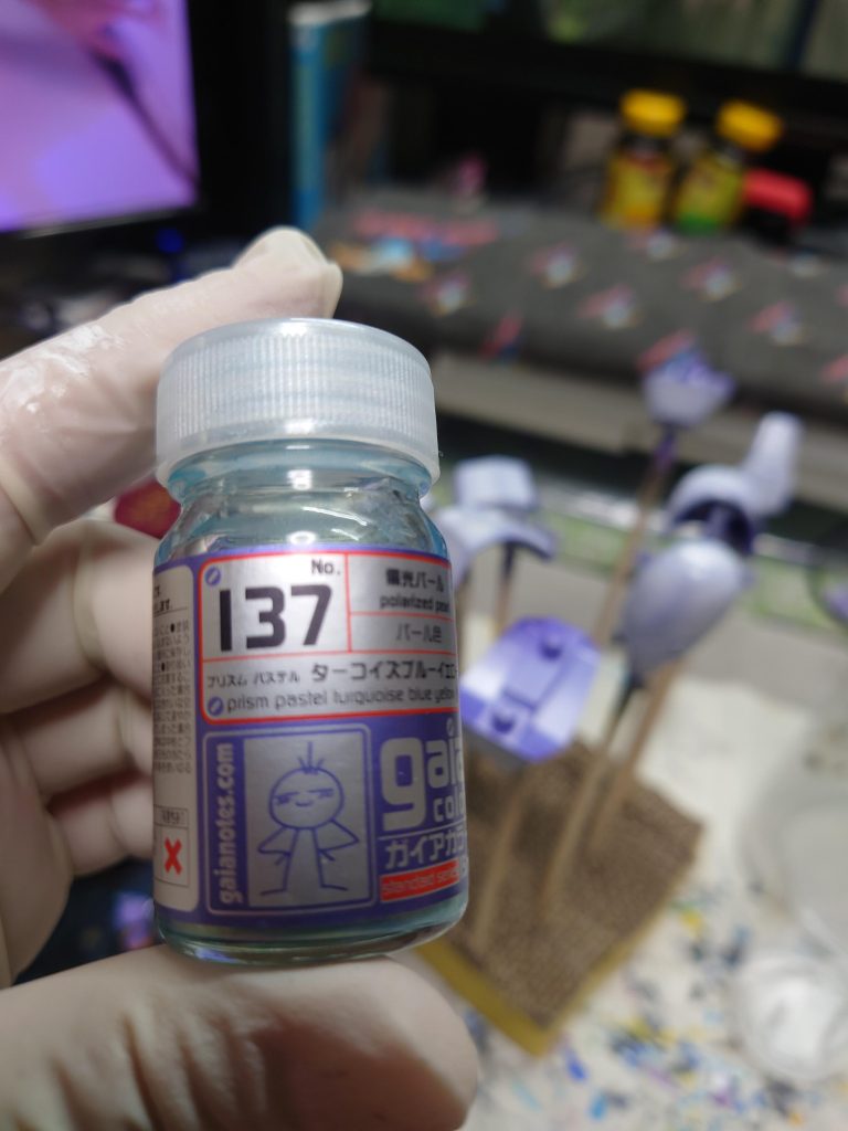 緑なんだか青なんだか黄色なんだかよく判らない塗料ですが、素晴らしい色味の塗料です。