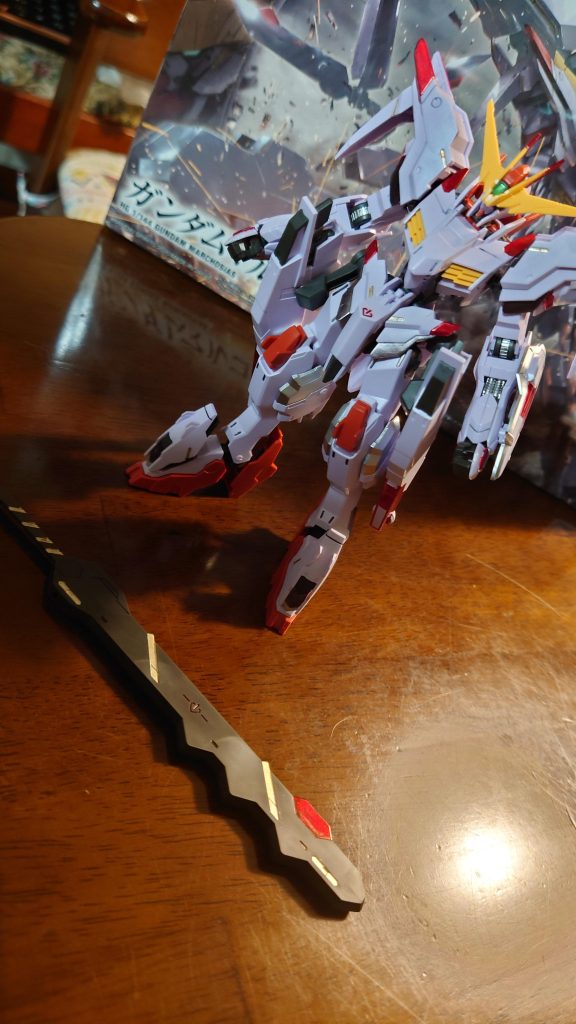 　肩アーマーやバインダー、装備のゴールドはペンでは難しかったので、ペンのインクを皿に出して筆で塗りました。