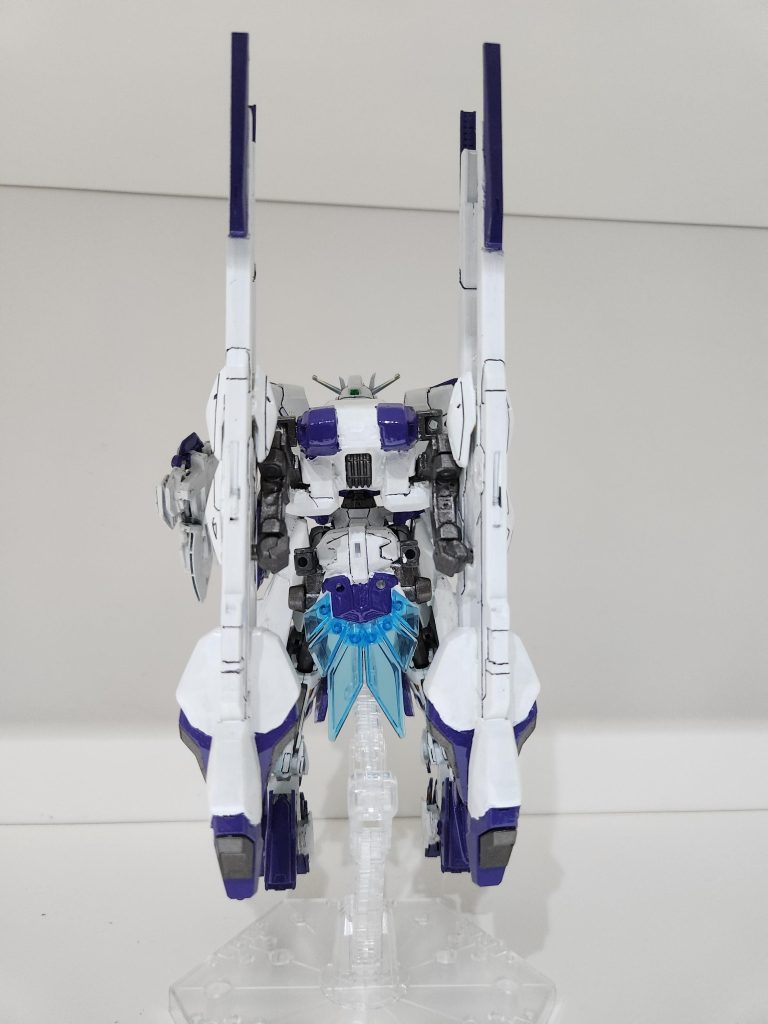 バックパックには機体重量が重くなるためバリアブルロットライフルの改良型とクアドラ•スラスターを2つ装備することで高火力•高推進できるようにしています