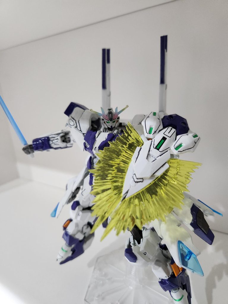 シールドはビームシールド装備左腕にはビームサーベル2本が装備されています