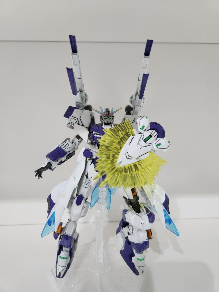 バリアブルロット改を展開することによって長距離戦にも対応。エネルギーはパーメット粒子を武器に内包させエネルギーに変換。なおその演算作業を人口AIが肩代わりすることでパイロットに負担はかからない