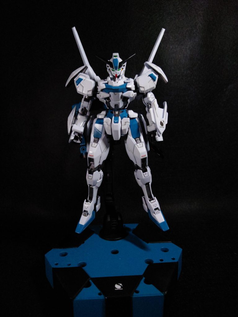 パーメット部分は使わず、あの青を配置。内部フレームはガンメタブラックに少しシルバーを混ぜて明るくしてます。ホワイトはガイアカラーのホワイトにクリアで光沢にしてます。