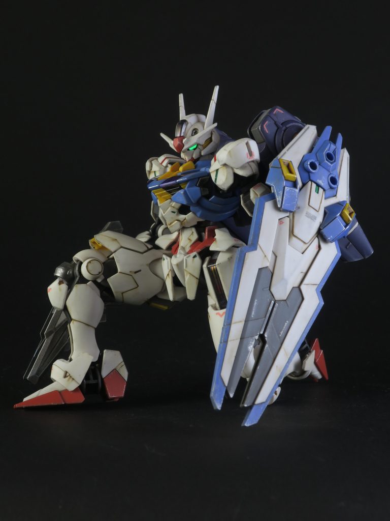 エッジにはタミヤのエナメル塗料メタリックグレイでドライブラシ。フライトユニットなど濃いめの色のところはチタンシルバーを使いました。