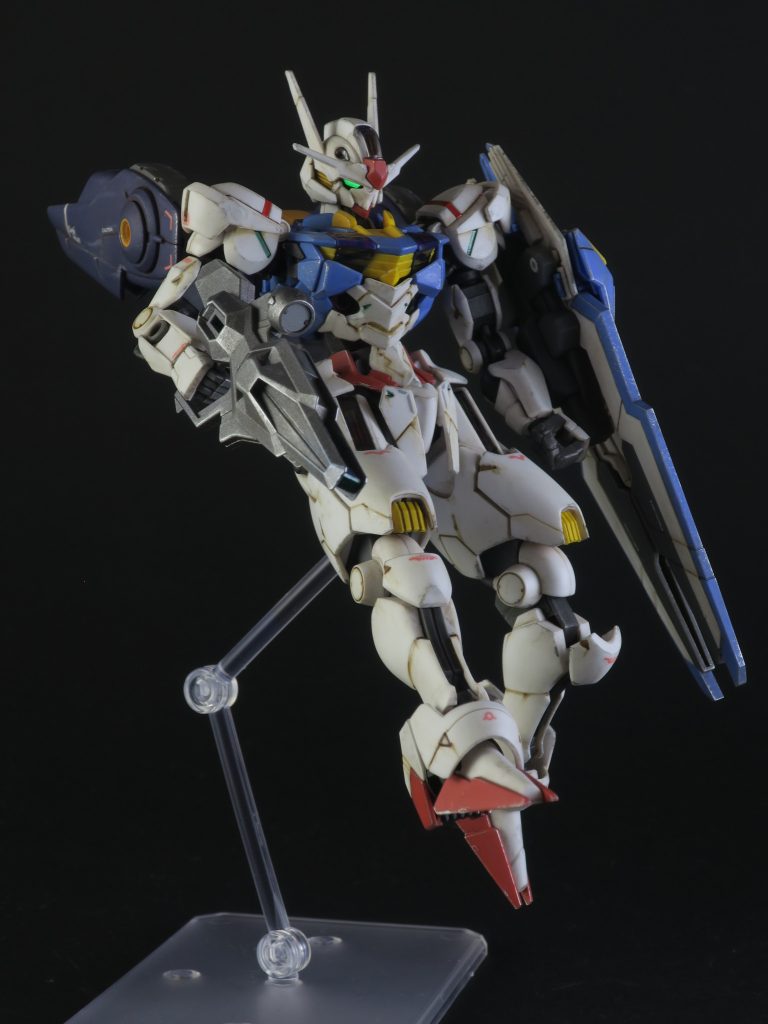 ガンダムマーカーのメタリック系でポイントに部分塗装。このエアリアルの完成した日がクリスマスだったので、肩のところにメタリックのレッドとグリーンでクリスマス感を出してみました。そして、リアルタッチマーカーでスミ入れ。