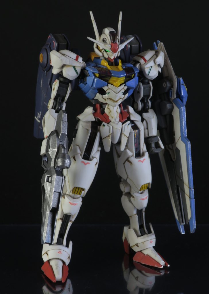 関節を先に組み立てて、リアルタッチマーカーでフィルタリングしました。関節はあとからだと汚しづらくなるので、先にやってしまいます。部分塗装したいところはバーニアとライフルぐらいだったので、先に切り出してスプレー。バーニアはいつも通りゴールド、ライフルは最近よく使うライトガンメタル。ライフルはつや消しスプレーもしてみましたが…しない方が良かったですね!そしてツインアイにシルバーのスプレー→蛍光塗料を筆塗り。撮影時にブラックライトを当てて、ツインアイを光らせています。